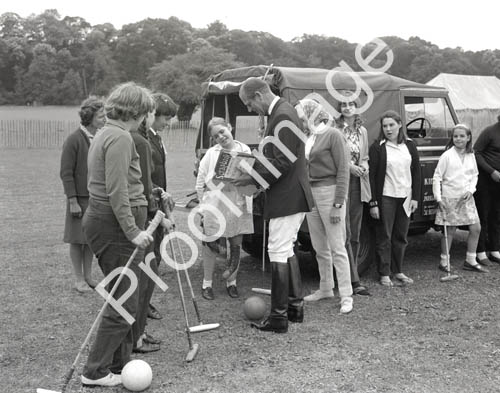 1971 Philip signing autographs